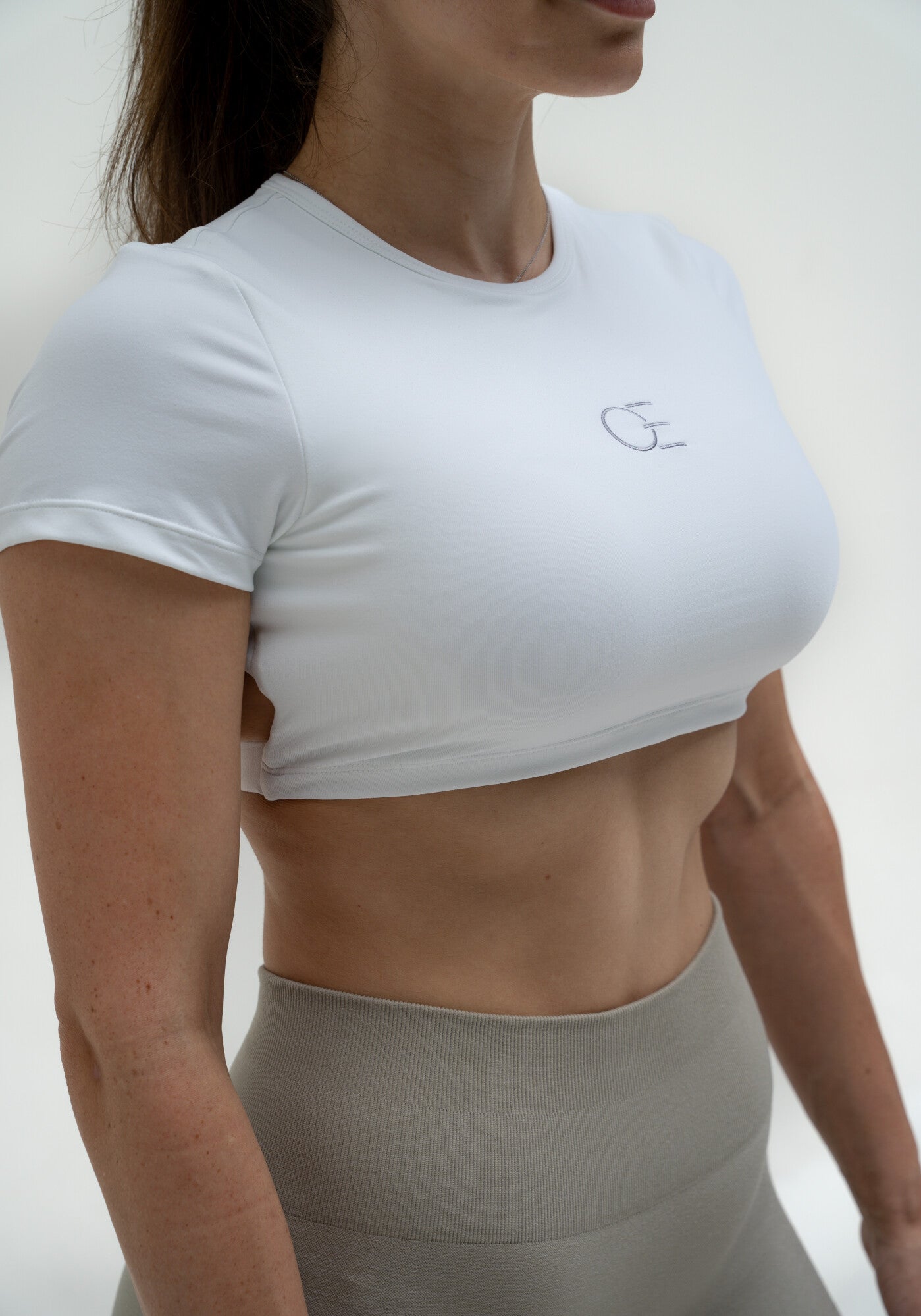 Holly ist 165cm und trägt Größe S.