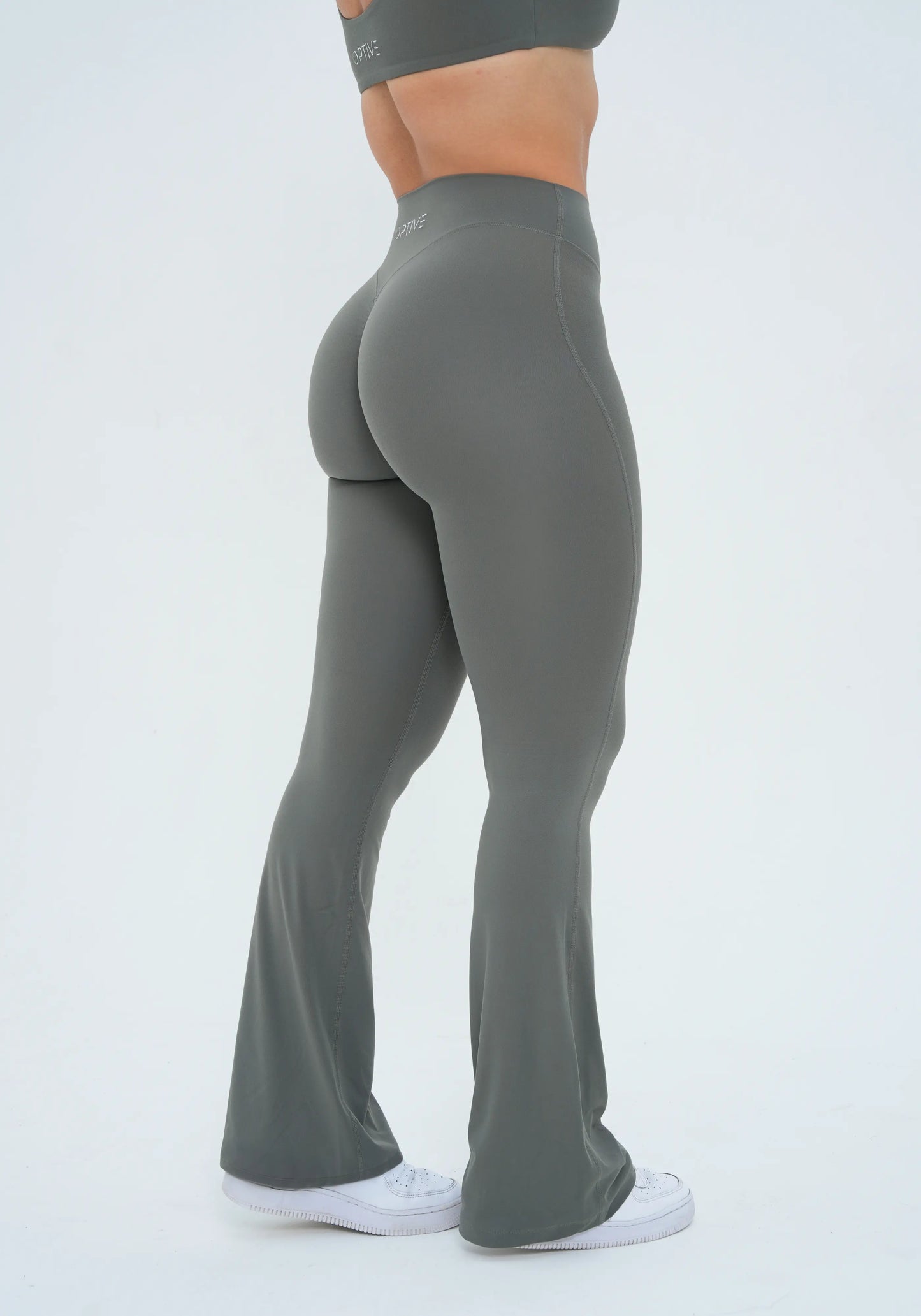 Sophie ist 166cm und trägt Größe M.