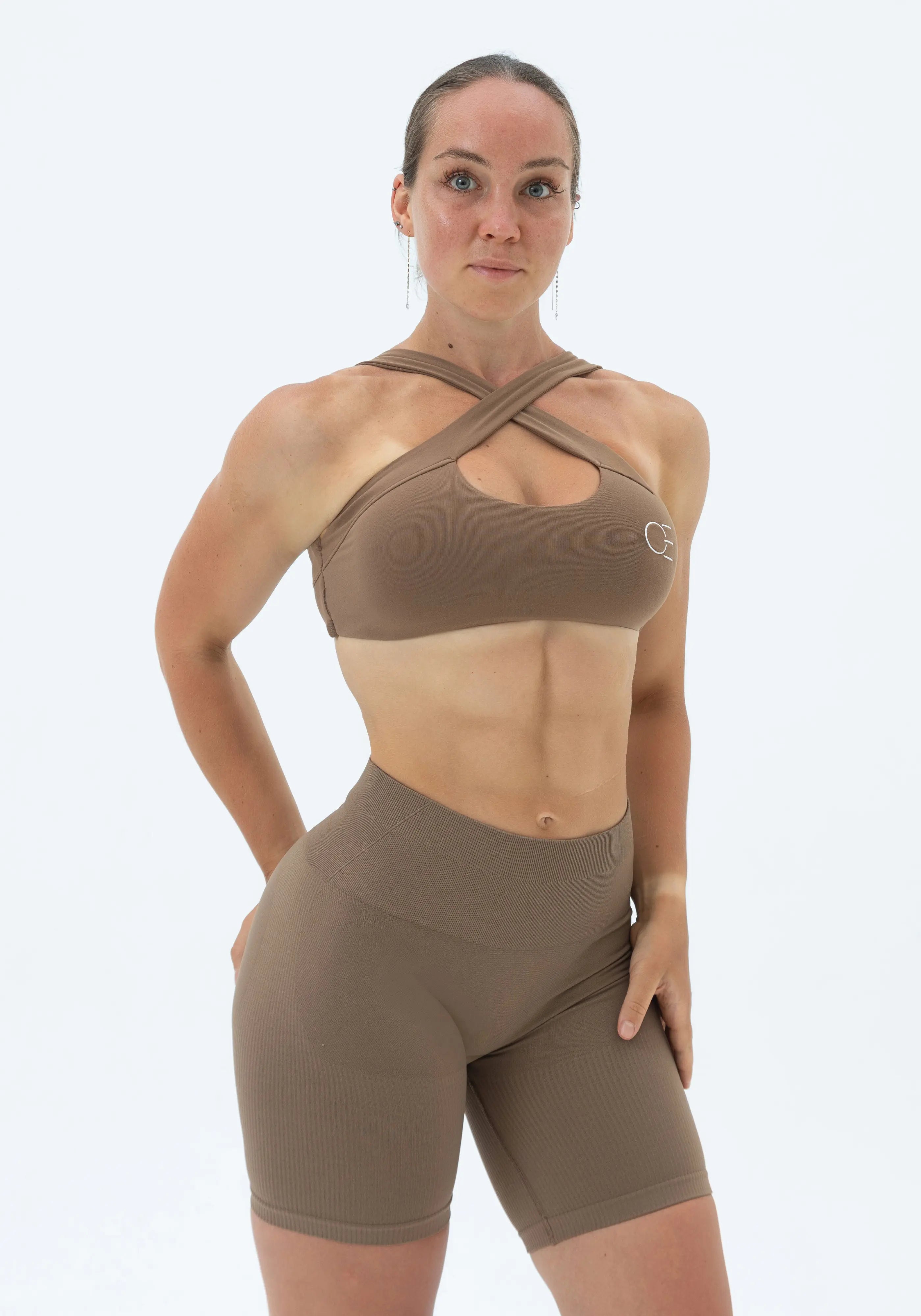 Sophie ist 166cm und trägt Größe S.