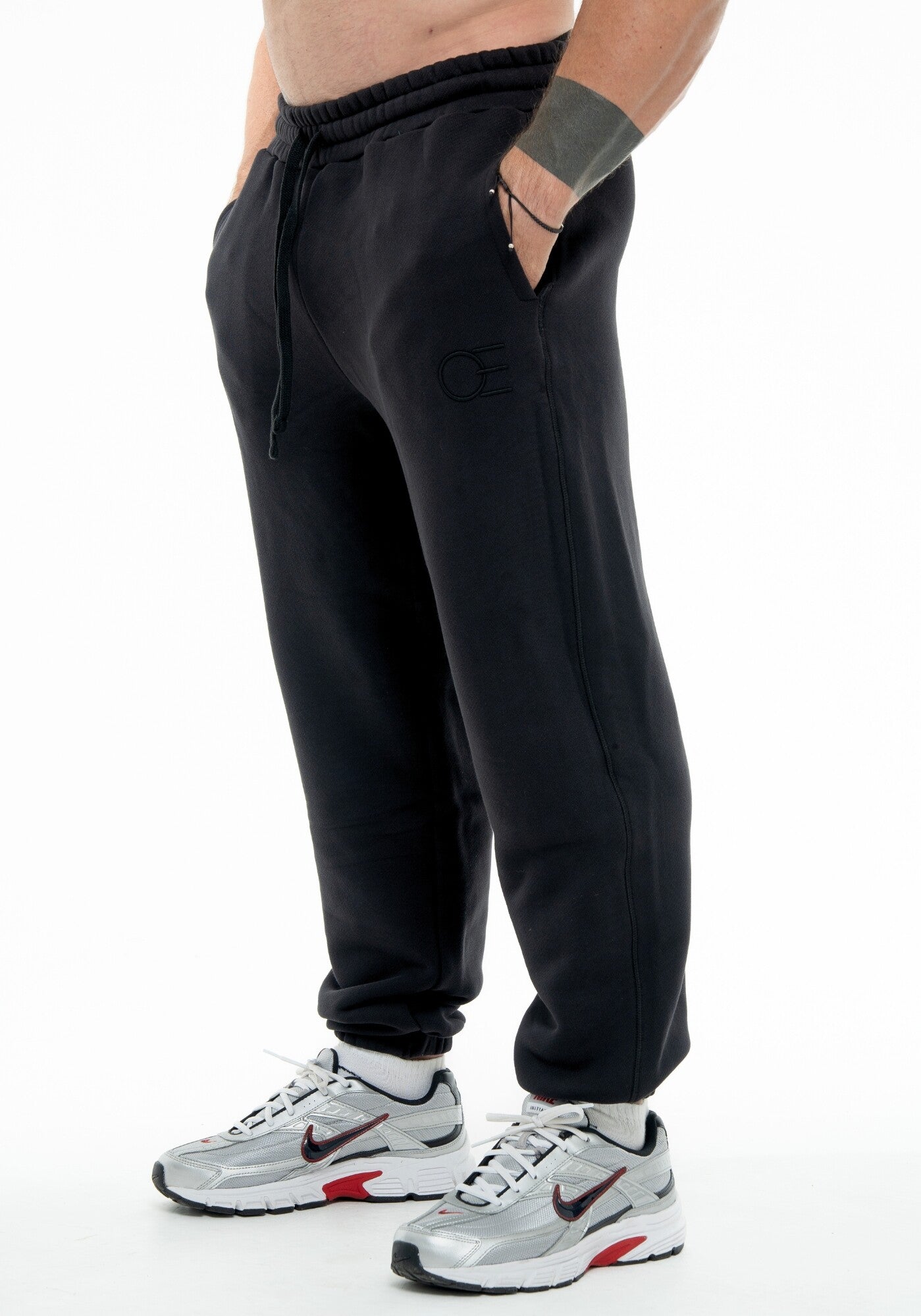 Gennadi ist 179cm und trägt Größe L.