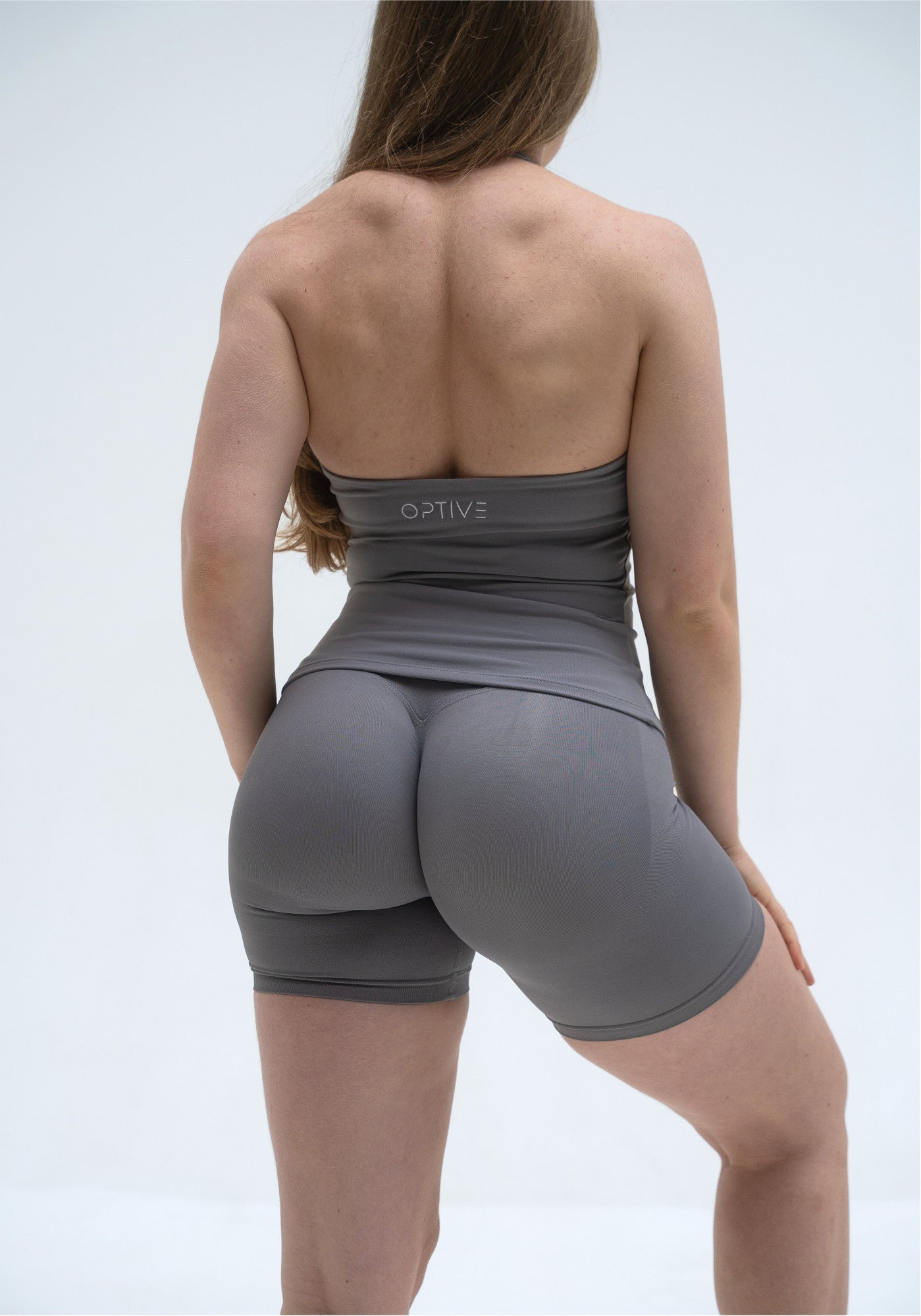 Carlotta ist 165cm und trägt Größe S.