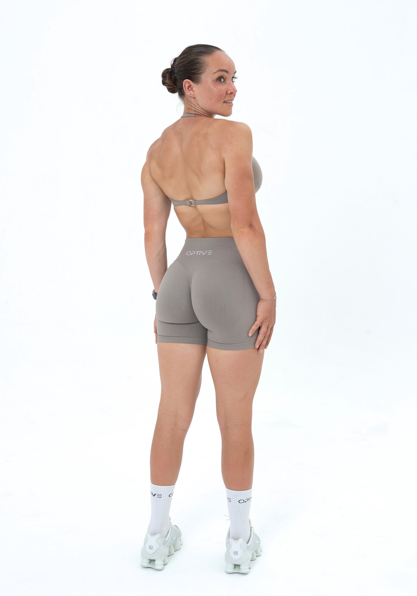 Sophie ist 166cm und trägt Größe S