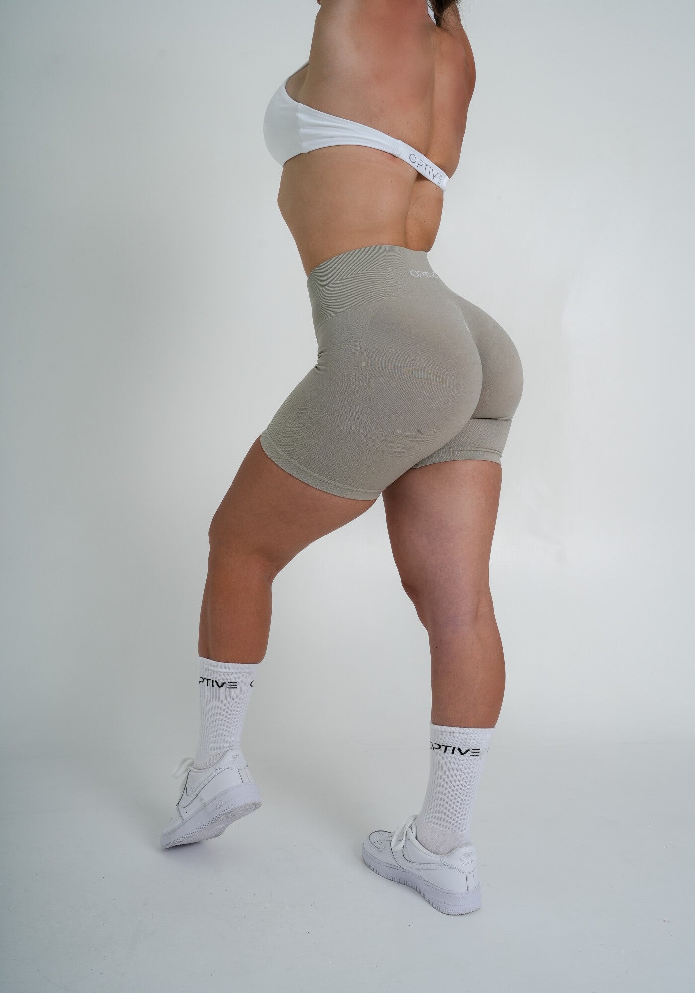 Sophie ist 166cm und trägt Größe M.