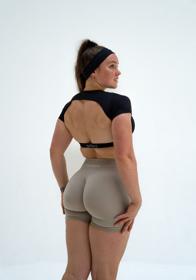 Sophie ist 166cm und trägt Größe M.