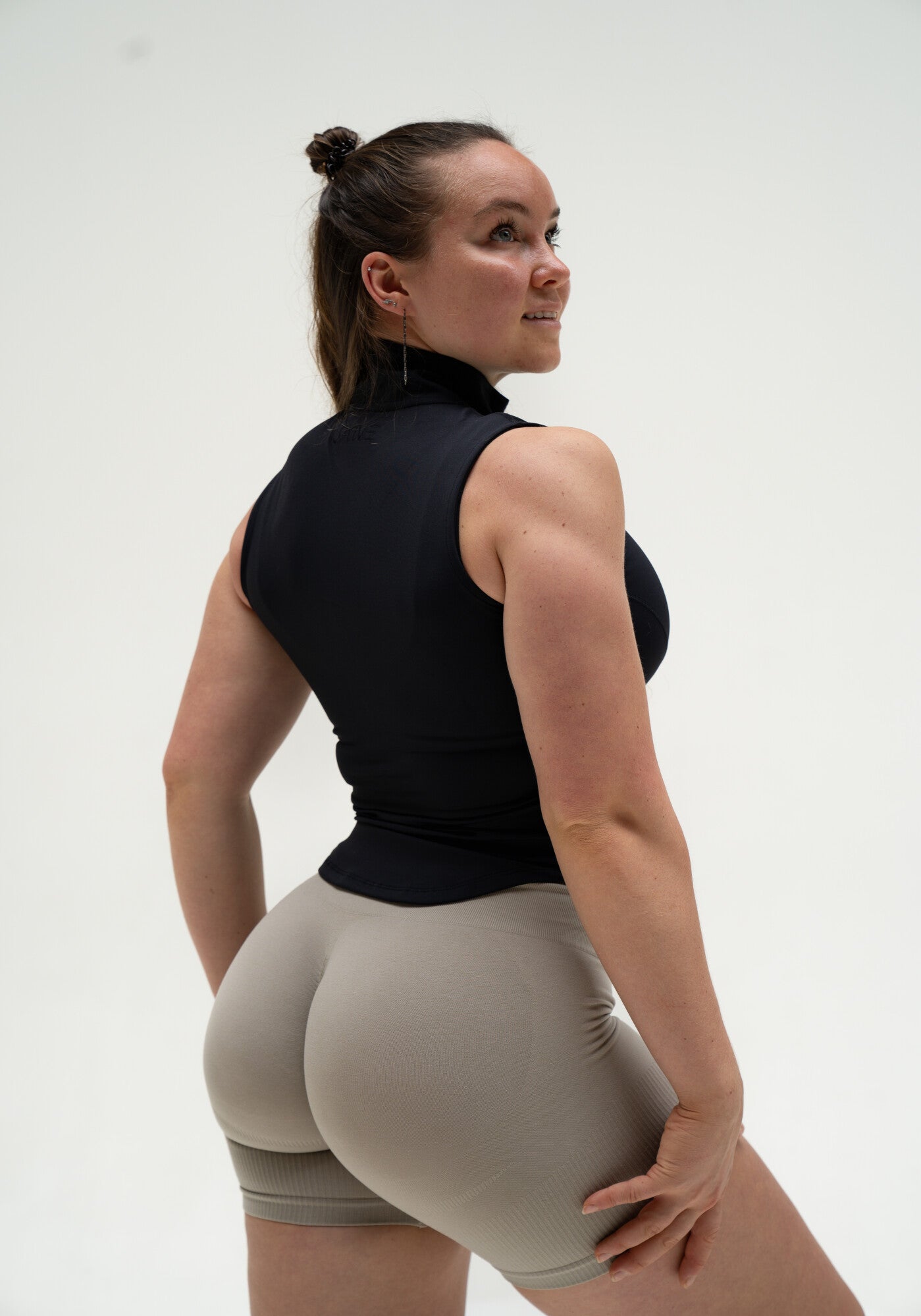 Sophie ist 166cm und trägt Größe S.