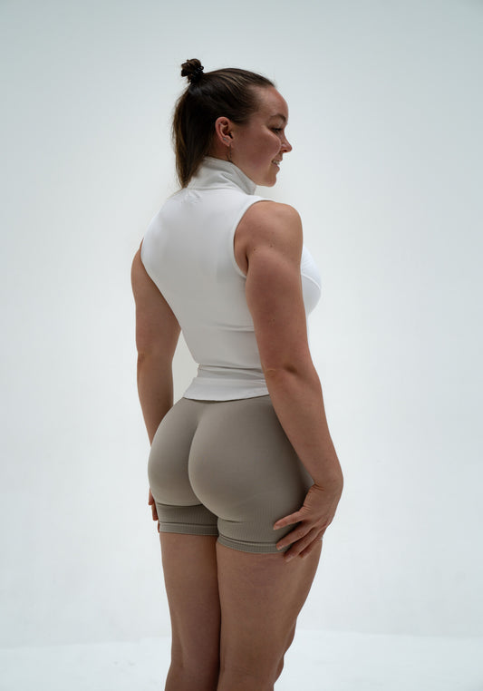 Sophie ist 166cm und trägt Größe S.