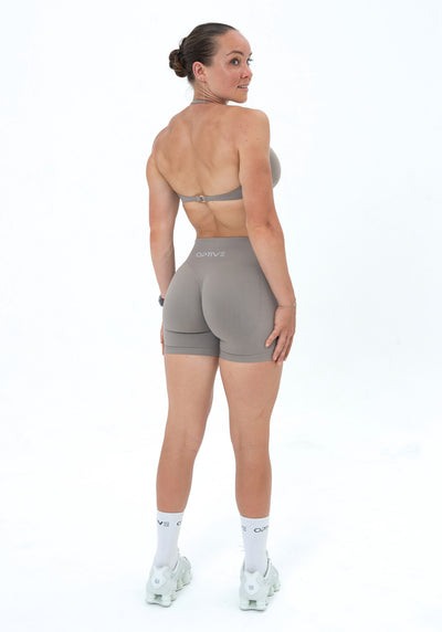 Sophie ist 166cm und trägt Größe S