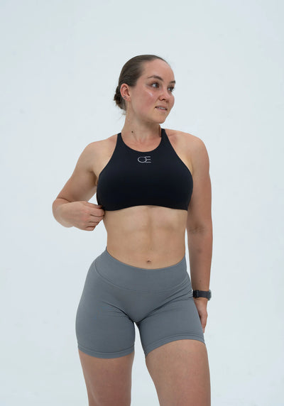 Sophie ist 166cm und trägt Größe S.