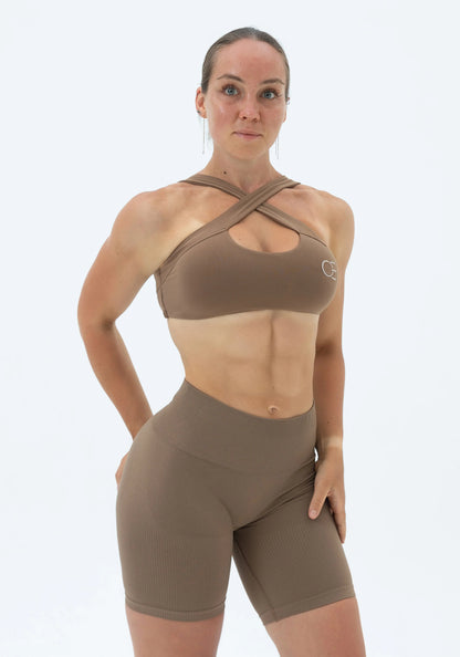 Sophie ist 166cm und trägt Größe S.