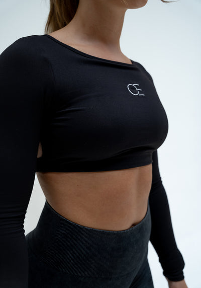 Nina ist 172cm und trägt Größe M.