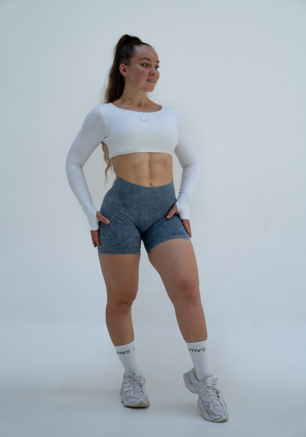 Sophie ist 166cm und trägt Größe M.