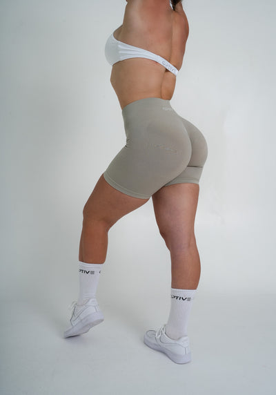 Sophie ist 166cm und trägt Größe M.