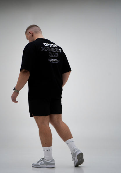 Ivan ist 178cm und trägt Größe L.