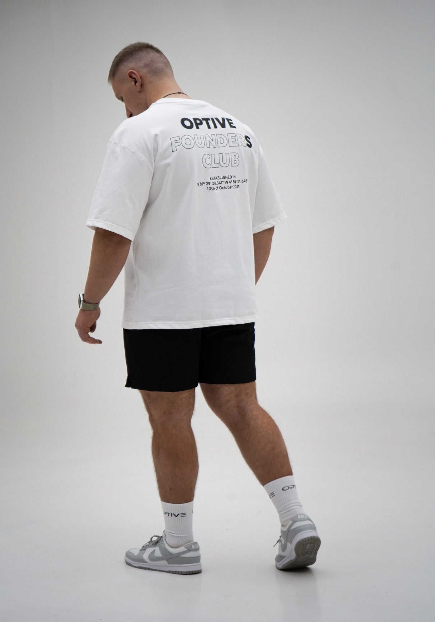 Ivan ist 178cm und trägt Größe L.