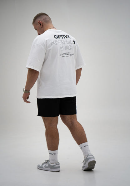 Ivan ist 178cm und trägt Größe L.